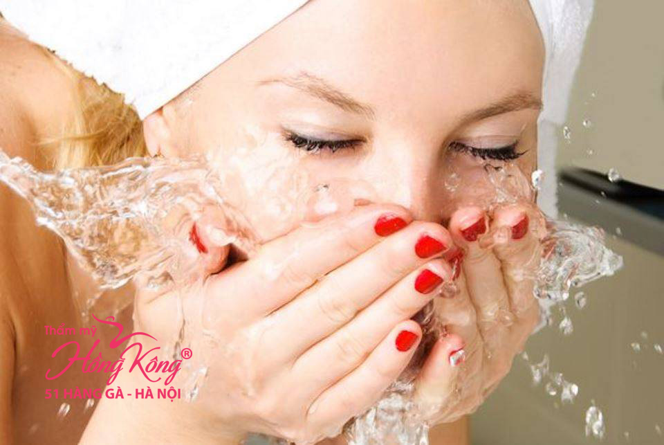 Rửa mặt bằng nước lạnh giúp giảm nếp nhăn, ngăn ngừa lão hóa sớm