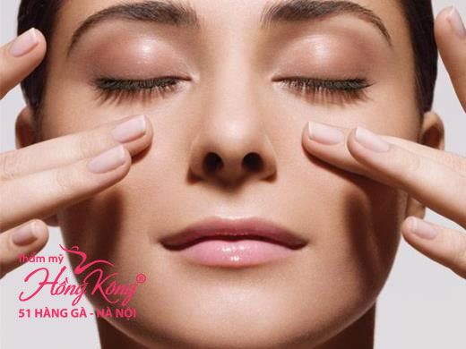 Massage vùng mắt thật nhẹ nhàng để tạo độ đàn hồi tốt nhất cho da 
