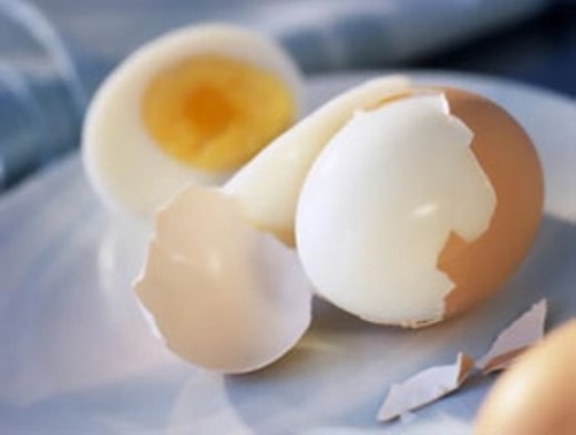 trứng gà cũng là một trong số các cách trị mụn trứng cá hiệu quả nhất tại nhà