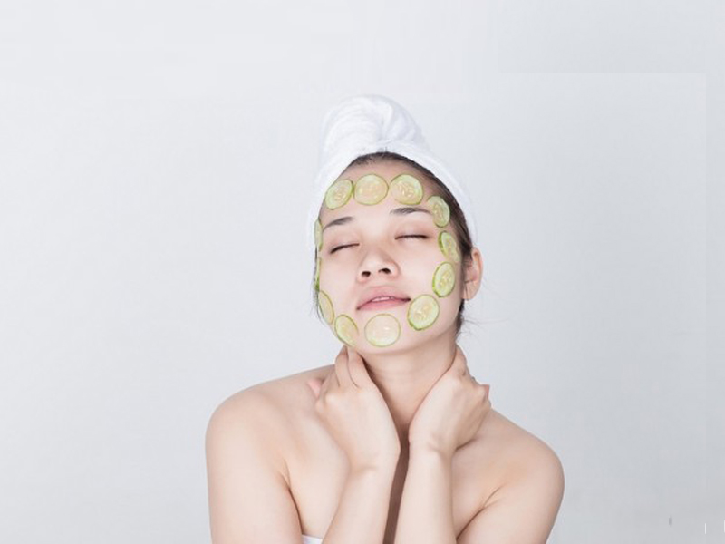 Đắp mặt nạ dưa leo là cách căng da mặt an toàn cho sức khỏe