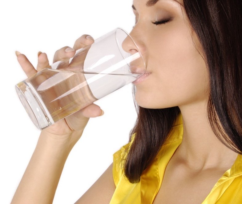 Uống 2 - 2,5 lít nước mỗi ngày để cung cấp đủ độ ẩm cho da