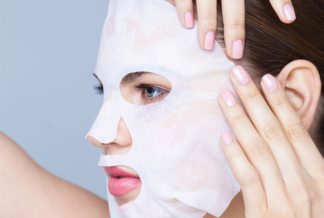 Sử dụng mặt nạ giấy giúp da mềm mịn và sáng hơn