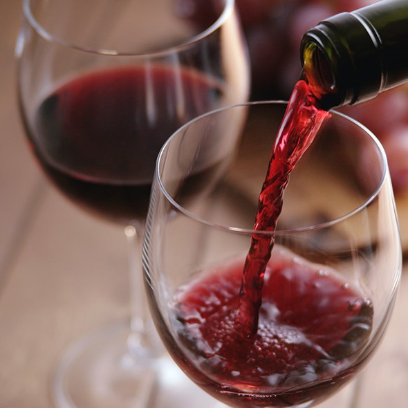 Trái ngược với rượu trắng, rượu vang đỏ sẽ giúp da trẻ lâu hơn