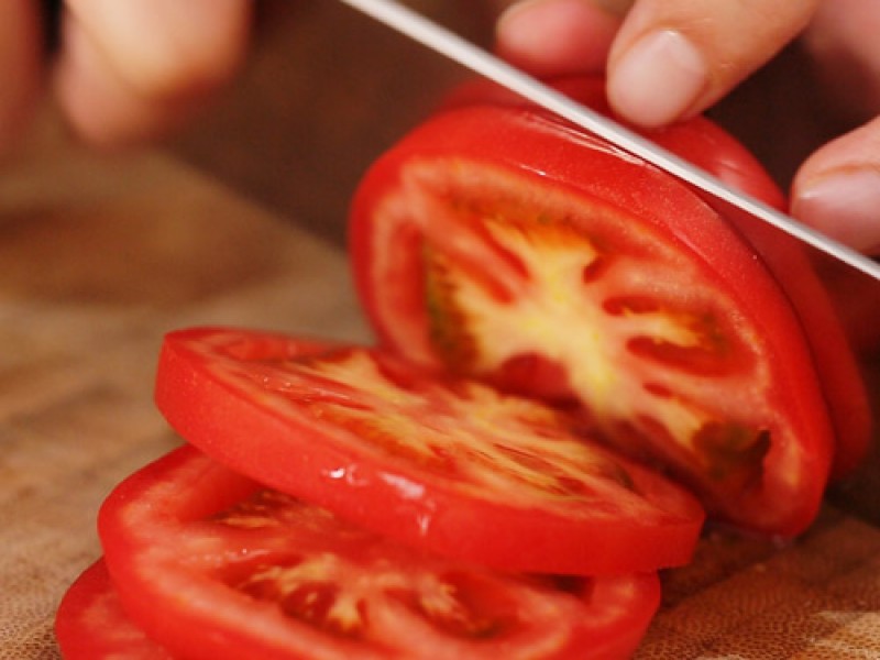 Thái cà chua thành những lát mỏng rồi đắp lên mặt để trị mụn