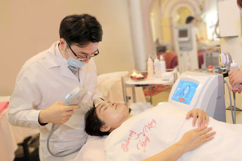 Khách hàng thực hiện căng da mặt bằng công nghệ HIFU tại Thẩm mỹ Hồng Kông