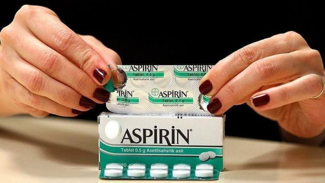 Nhờ đặc tính kháng khuẩn, diệt khuẩn và chống viêm, aspirin giúp hạn chế và tiêu diệt vi khuẩn gây mụn