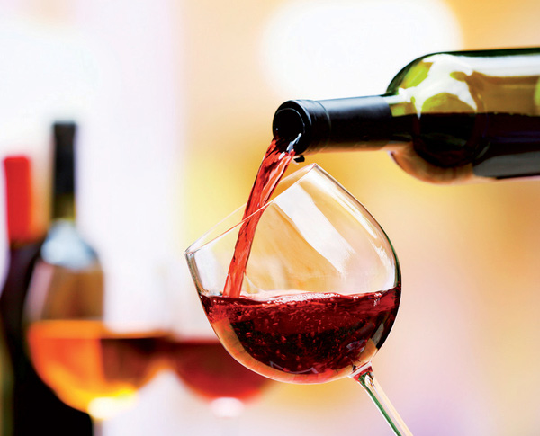 Rượu vang đỏ chứa đồng thời hai chất chống oxy hóa là polyphenol, flavonoid có tác dụng kích hoạt enzym, làm chậm quá trình lão hóa