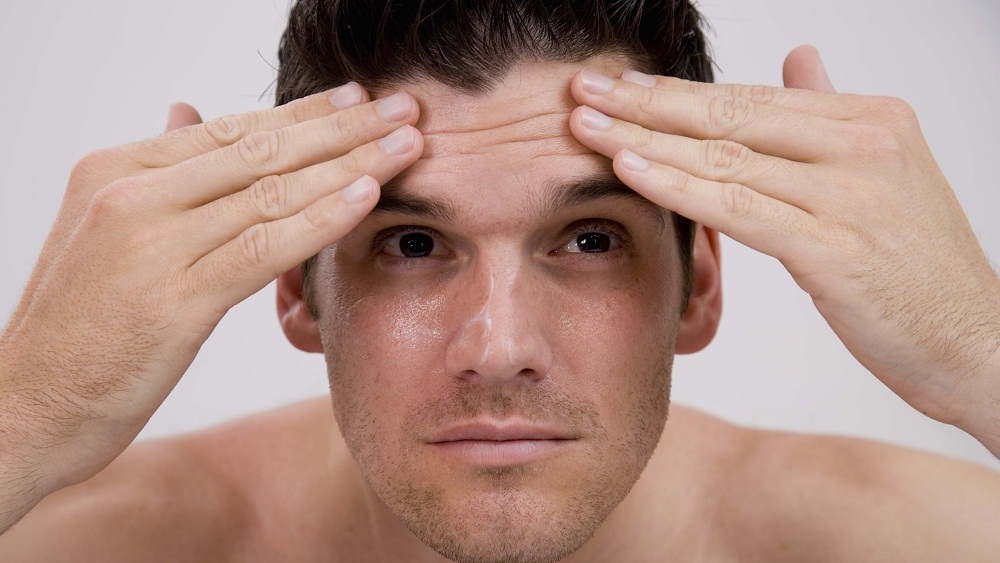 Không chỉ chị em phụ nữ, hiện nay nam giới cũng rất quan tâm đến các cách làm căng da mặt, cải thiện làn da lão hóa.