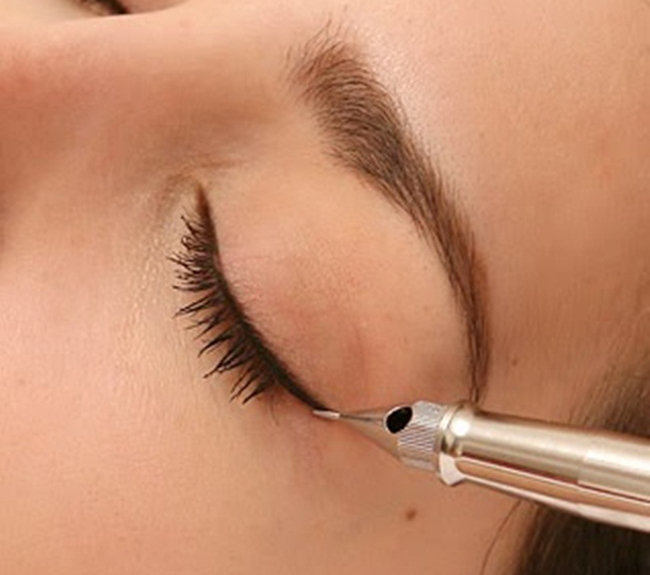 Công nghệ phun mí mắt hiện đại sử dụng mũi kim xăm siêu nhỏ, chỉ tác động nhẹ nhàng tới lớp thượng bì ở độ sâu 0.2-0.3mm